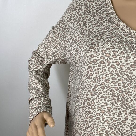 American Eagle Outfitters cheetah print relaxed fit soft V-neck top size S - Picture 2 of 8
